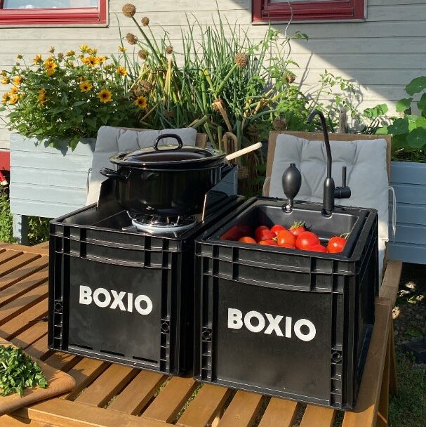 Boxio: Outdoorküche mit Herdplatte und Waschbecken